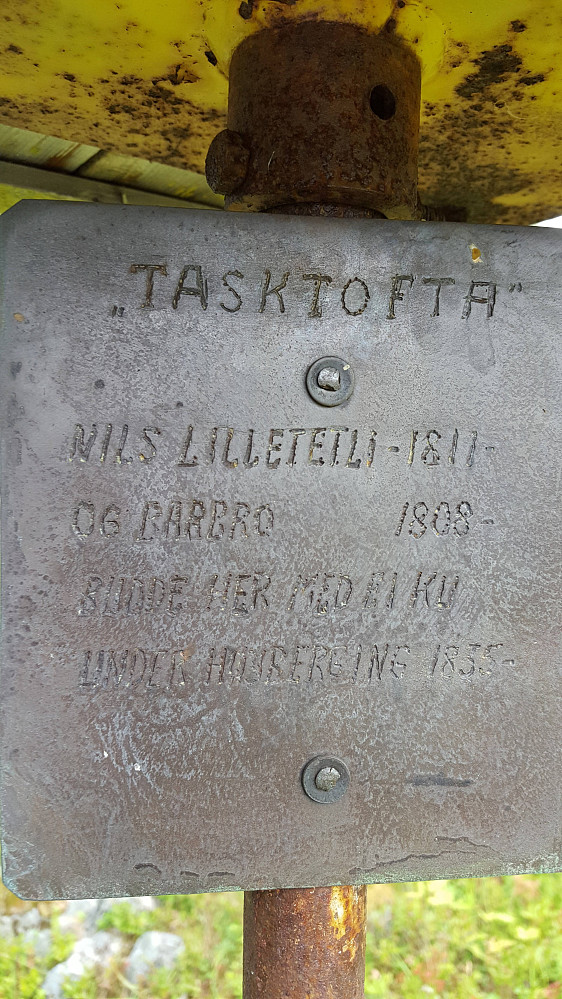 Under "fugleburet" er det et skilt med navnet på beboerne her.