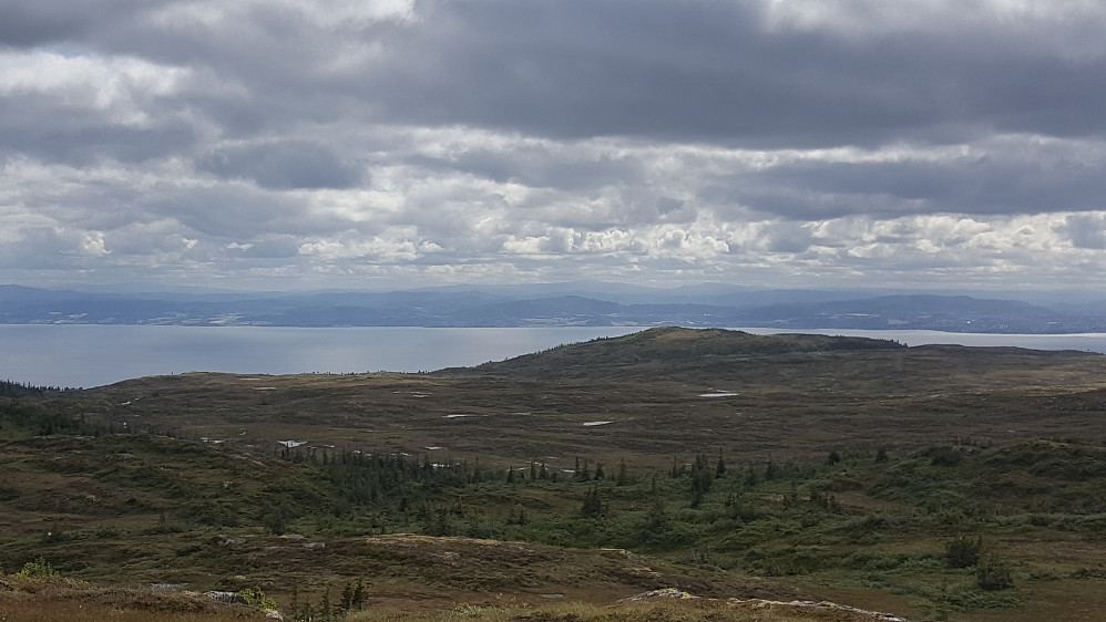 Her ser vi myrene som Bjønnåa får vannet fra. Himmelriket til høyre i bildet.