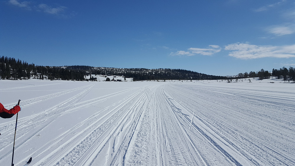 Alle skispor er borte i scootersporene. Utrolig dårlig styring på disse fartsgale gutta. De som ikke er kjent eller bruker kart og kompass som vi vil ha problemer med å finne frem.