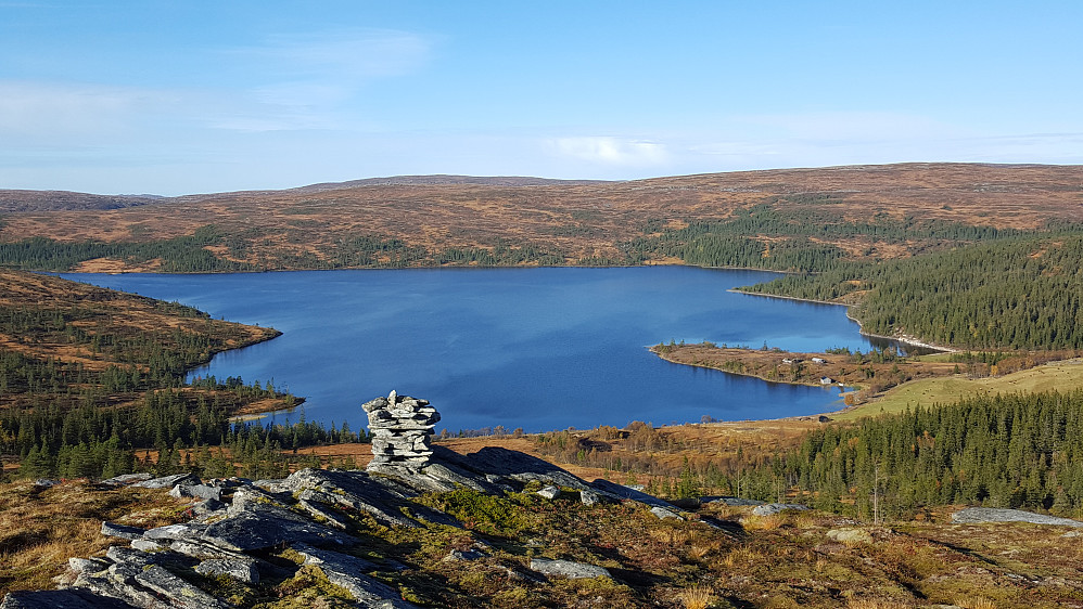Lysvatnet sett fra varden på Klampheia. Gården nede til høyre.