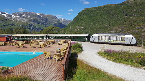 Norges eneste Hotelle med egen togstasjon... ja rent bortsett fra den på Finse da.. nærmeste nabo'n..