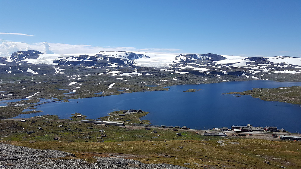 Utsikten ned mot Finse Stasjon og hotell.. Finsevatnet med Hardangerjøkulen på andre siden. Blåisen er den isbrearmen til venstre.