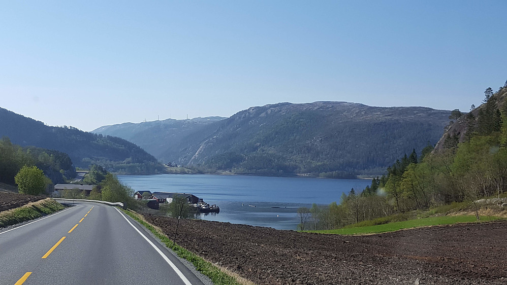 På tur fra Åfjord sentrum, ser vi antennebyggingen på Storheia vest for veien. Vi skal opp på den 69 m høyere Storheia, øst for veien.