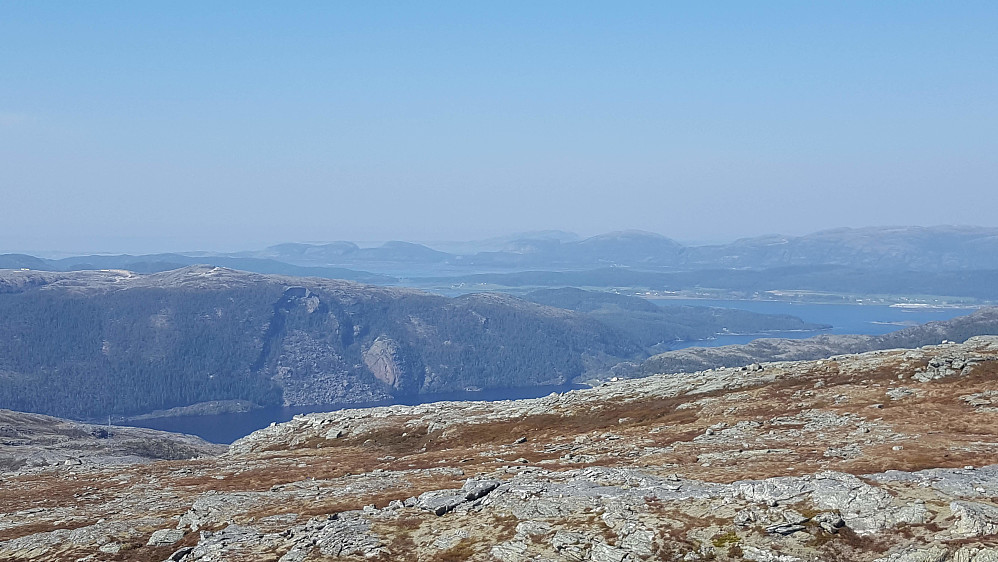 Utsikten mot Nordvest. Linesøya er bakerst i midten. Solfjellet, som vi var på igår litt til høyre for midten.