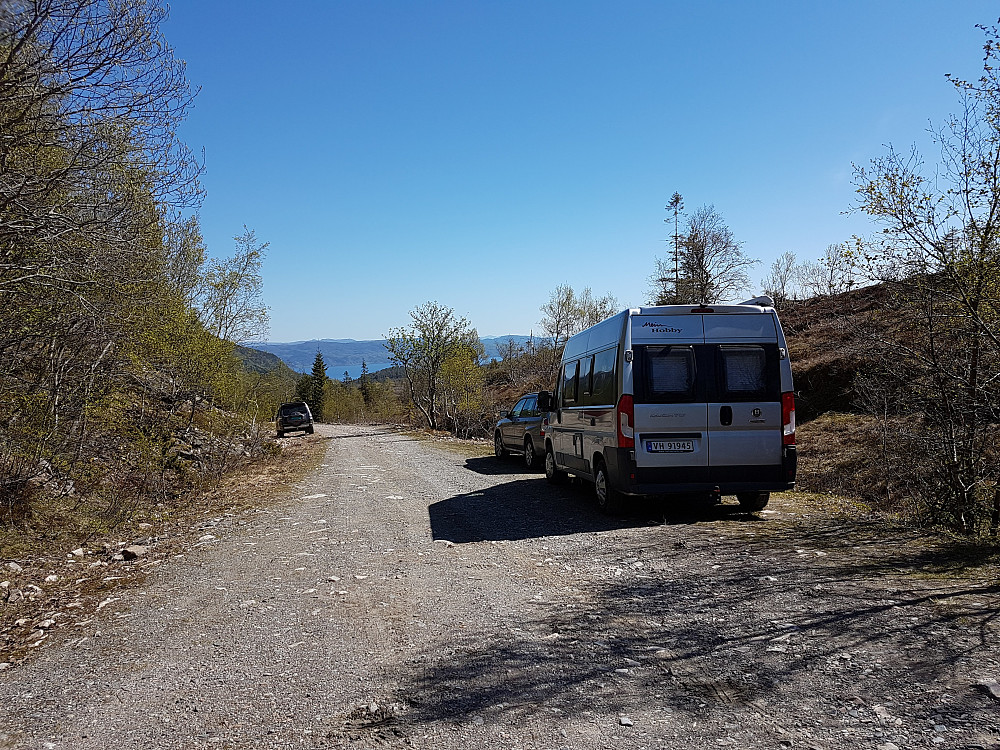 Parkeringa har plass til noen få biler. Turen opp dit var en bomvei og her kan du betale med Vipps. På 17 mai var vipps tjenesten nede til klokken 13.