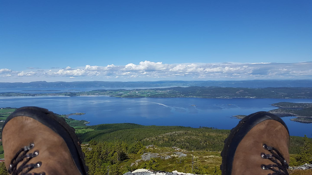 Siste bilde tatt med mobilen min som jeg la ut på facebook underveis.. Resten av bildene fra turen ligger fremdeles i mobilen som forsvant i et brattheng på tur ned på vestsiden. Eneste trøsta får være at den aldri vil bli funnet. Der vi gikk går det garantert IKKE noen andre, bortsett fra elg og sauer da.. :-)