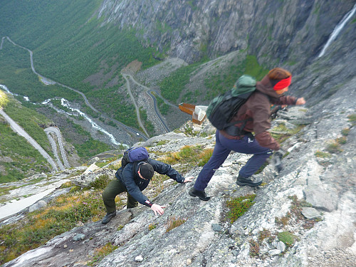 Bratt ovenfor Trollstigen Utsiktpunkt.. Vidar må ty til henda..