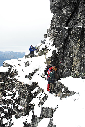 Så er vi igang.. Toril ikke tenk på at det er 900 meter ned bak deg..