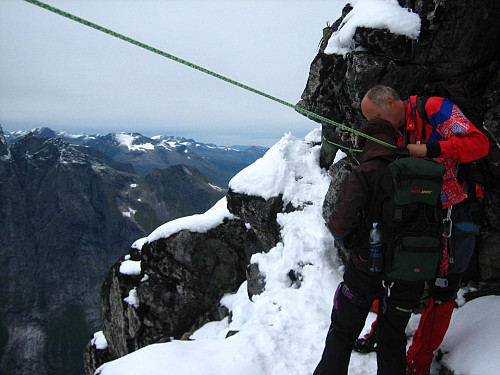 Jorun sin tur. Når hun runder toppen ser hun ikke umiddelbart hvor neste skritt skal tas under seg, bare rett ned i intet.. Her må man stole på at det er noe der som foten kan stå på..