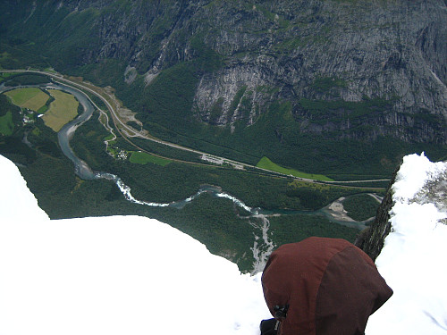 Jorun ser 1200 meter ned på veien og elva..