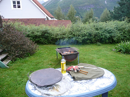 Hjemme hos fjellguiden vår, installerte vi oss på plena med grillutstyret.