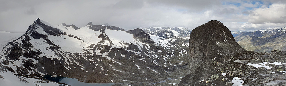Utsikt mot Storebjørn (2222moh) til venstre og Stetinden til høyre..