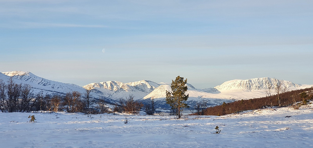 Månen er oppe over Trollheimen