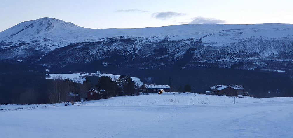 Endelig nede ved hytta. Juletreet lyser opp foran bobilen.