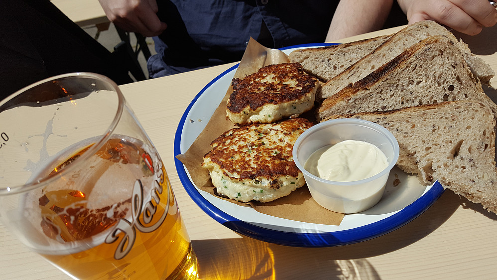 ..og fiskekaker... alt glir ned med øl til..