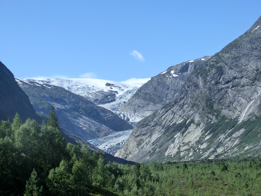 Her ser vi første glimt av Jostedalsbreen øverst, med Nigardsbreen som "renner" nedover skaret..