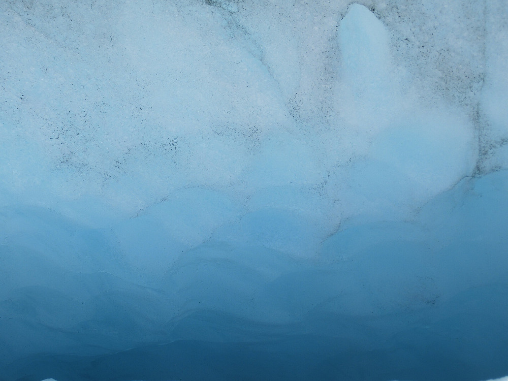 Årsaken til at isen blir blå, er at lufta er blitt presset ut av den når den er langt nede i isen. Senere blir den presset ut og opp som her..