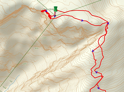 Hvis man ser på kartet , ser man et skar der GPS sporet svinger 90 grader til venstre like før toppen.