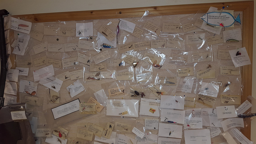 Det skjer ting i Åre på sommeren også, på veggen hang en samling av forskjellige fiskekroker hentet ut av kroppsdeler. Svenskene har da de underligste måter å fiske på..