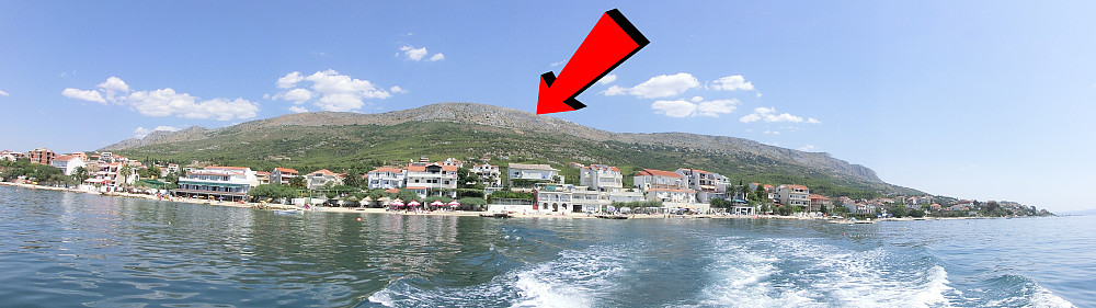 Podstrana. På toppen, der pilen peker, finner du en kirke og et stort kors oog en ENORM utsikt over Split.