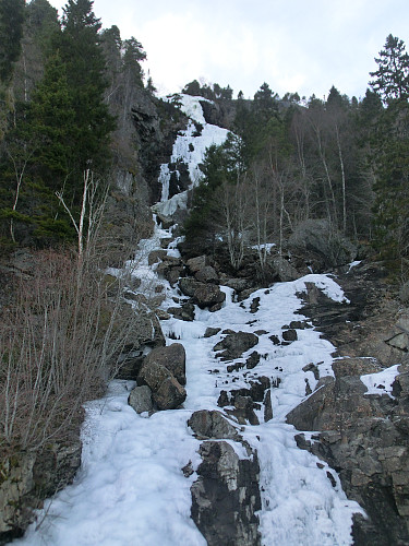 Fossen sett nedenfra.