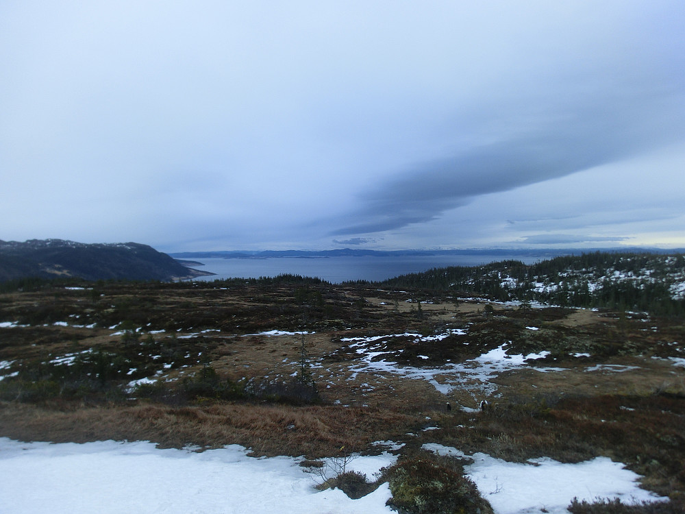 Vanvikan skimtes nede i bukta. 
Vannet er Trondheimsfjorden 