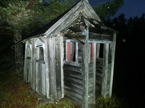 Traff på denne hytta midt inne skogen.
