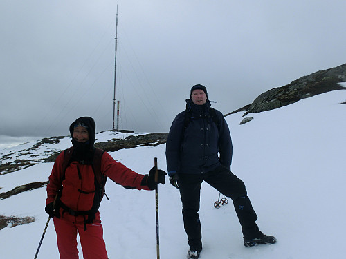 Antenna på Vassfjellet hever seg 220 meter inn i skydekket.