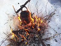 icemann99_150201_årliklumpen_på_ski_kaffelars_og_pølser_på_bål.jpg
