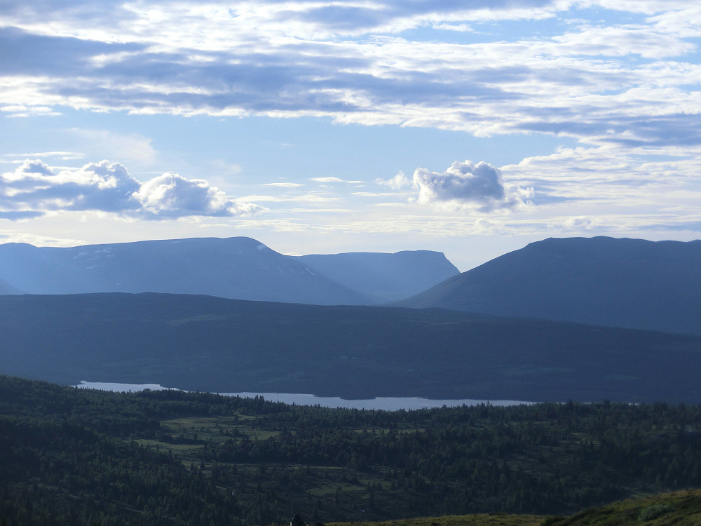 Zoomer vi inn på fjellene i nord og ser på det i midten, så ser vi Ranastøngji 1903moh. Der var vi igår. Norges største/lengste steinrøys.