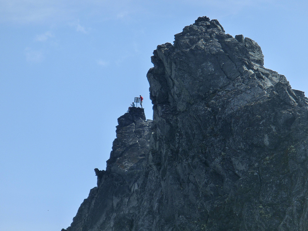 Her har jeg zooma inn på Store Dyrhaugstinden. Vår turkamerat Rune "Steintøff" Berg, skimtes oppe på toppen. Den i midten med varden. Høydeforskjellen gjør at den ikke ser høyest ut, men det er den altså...
