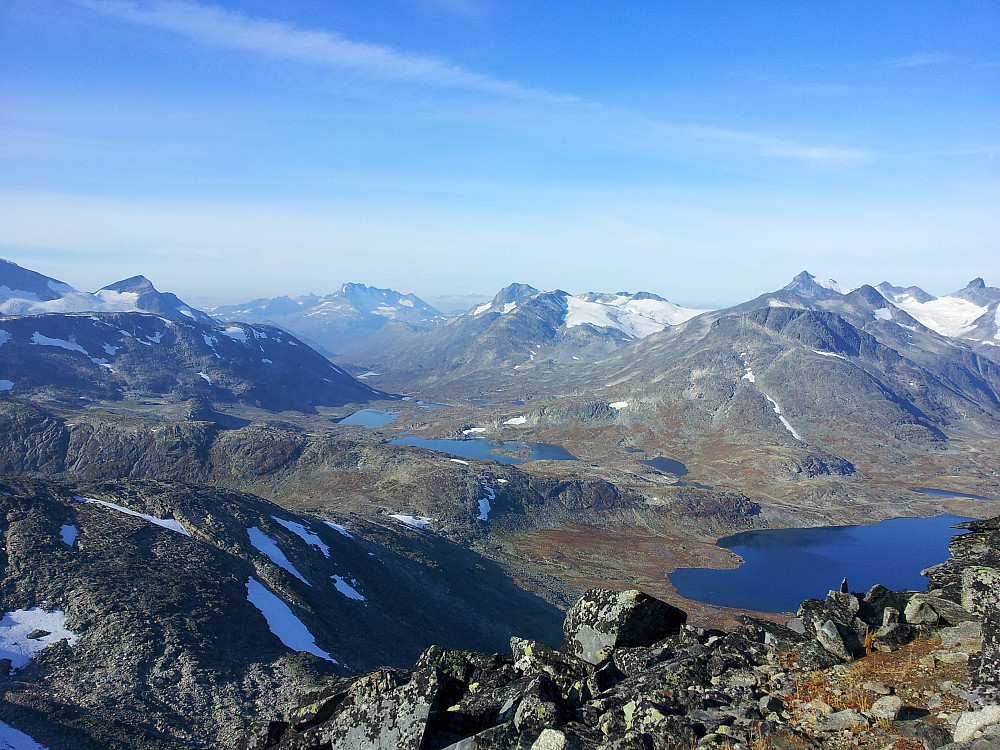 Fjellet lengst til høyre i bildet med en isbre helt til toppen, er Storebjørn (2222 moh). Dit skal vi i morra. Bestige en fjelltop med steghjern blir en ny opplevelse.