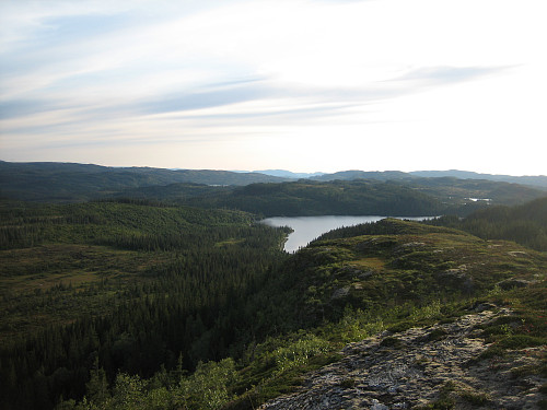 På Svalbakheia med utsikt vestover til Juvatnet.
