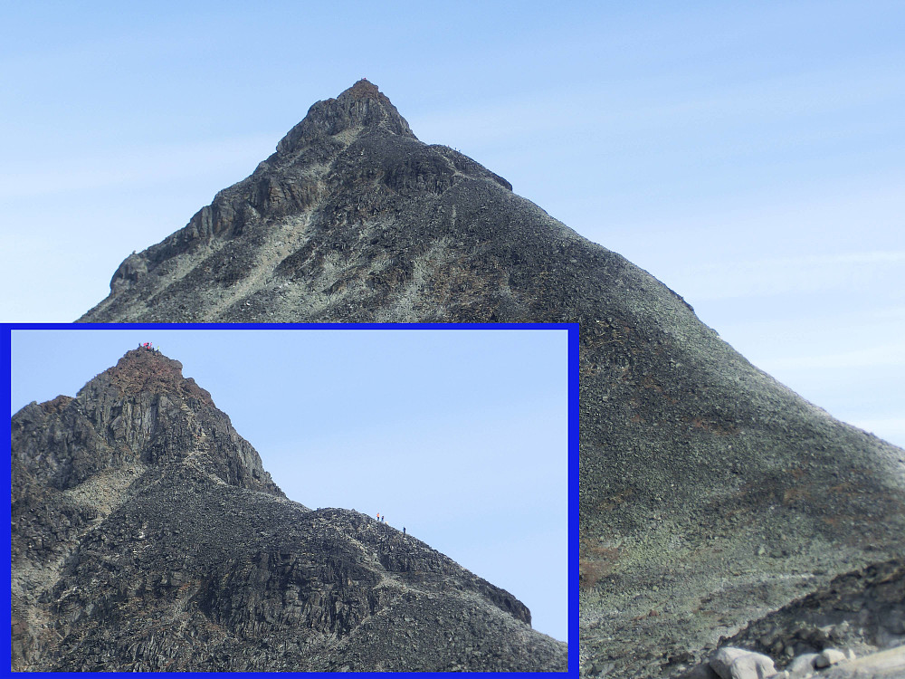 Nedenfra ser vi hvor stort fjellet er. Veldig små folka på toppen.