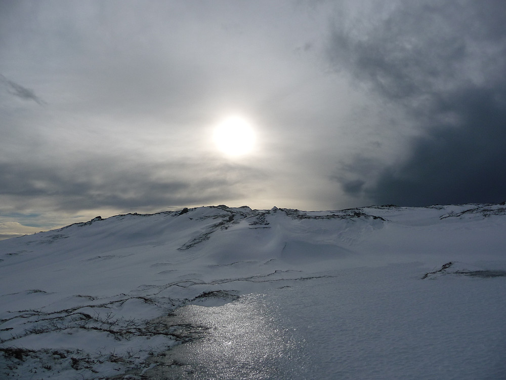 Sol bak slørskyer