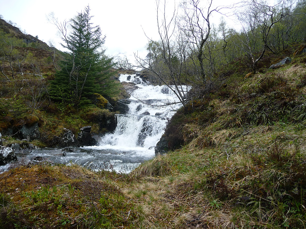 Fin foss på vei opp til Trollkjyrkja