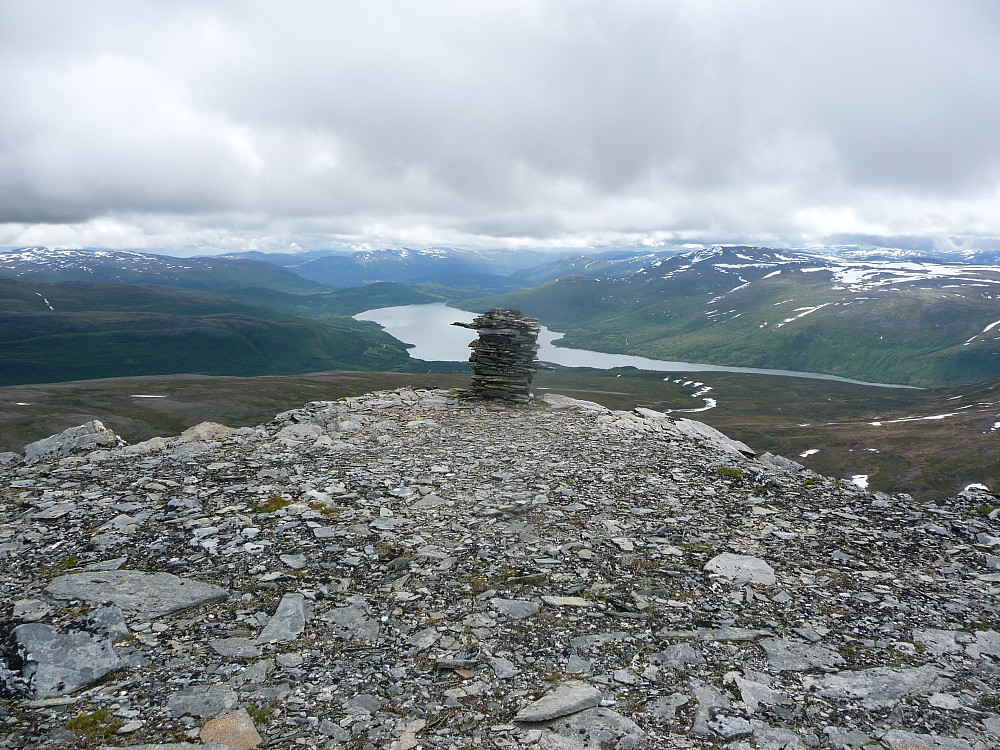 En litt lavere varde med Gjevilvatnet i bakgrunnen