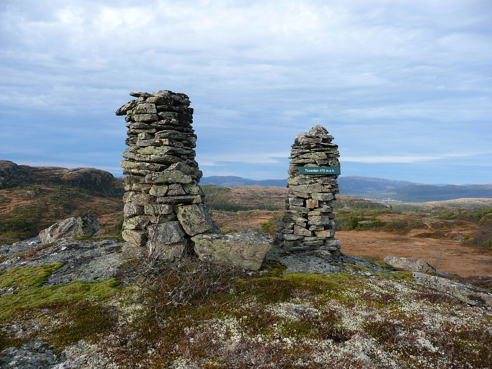Tovardan, navnet forklarer vel seg selv, men ikke hvorfor det er to varder der. Mange som er glade i å legge stein på stein i bygda vår.