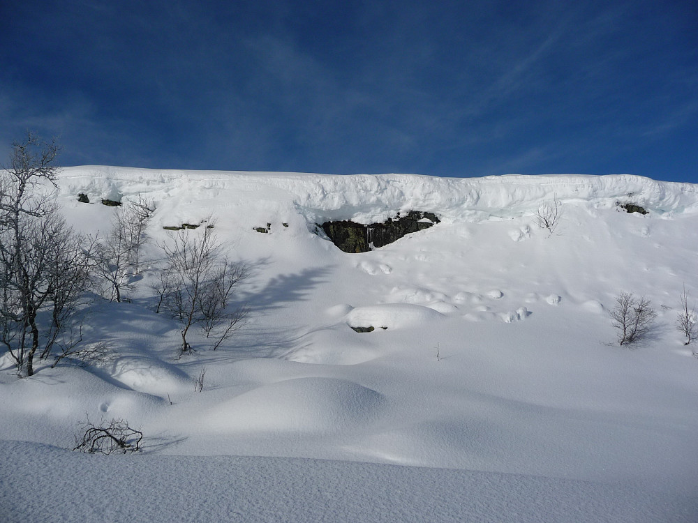 Litt bilde på snømengden over et berg ved Tverrskauan.