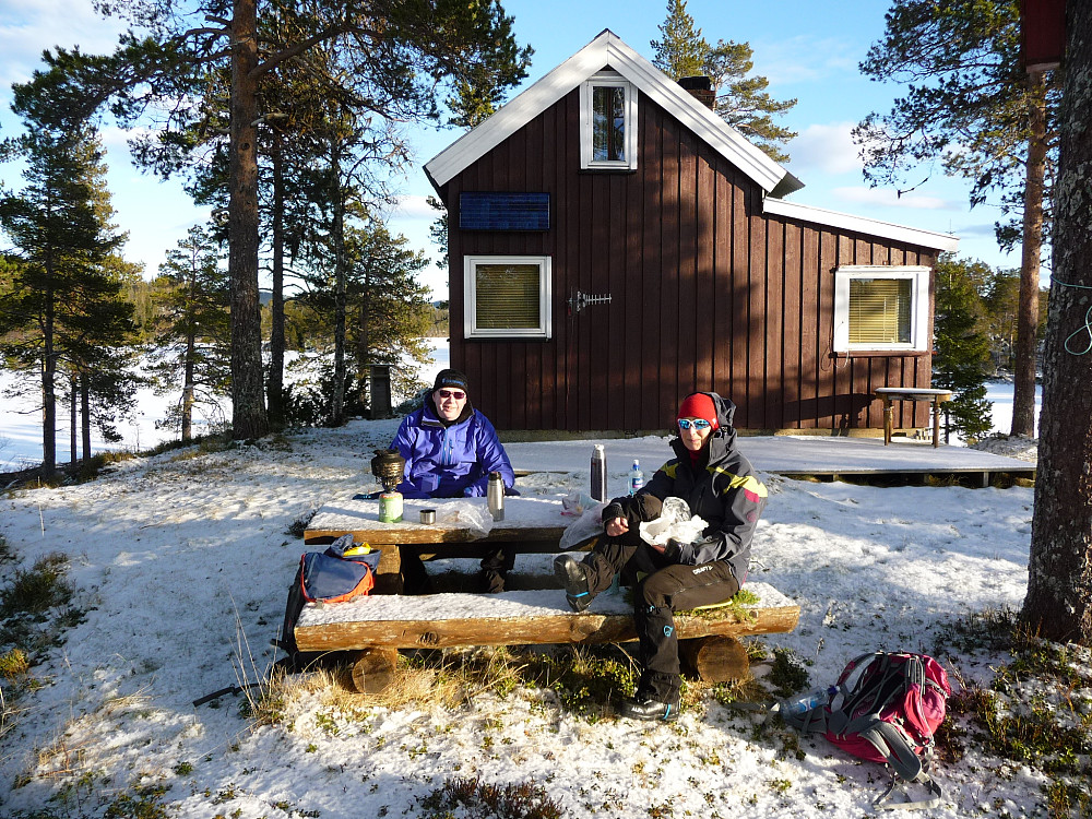 På holmen på Langen. Utelunch.