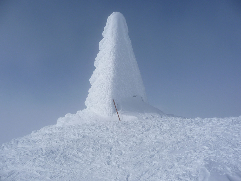 Snøtårn på toppen. Satte opp ene skia ved sida for å vise størrelsen