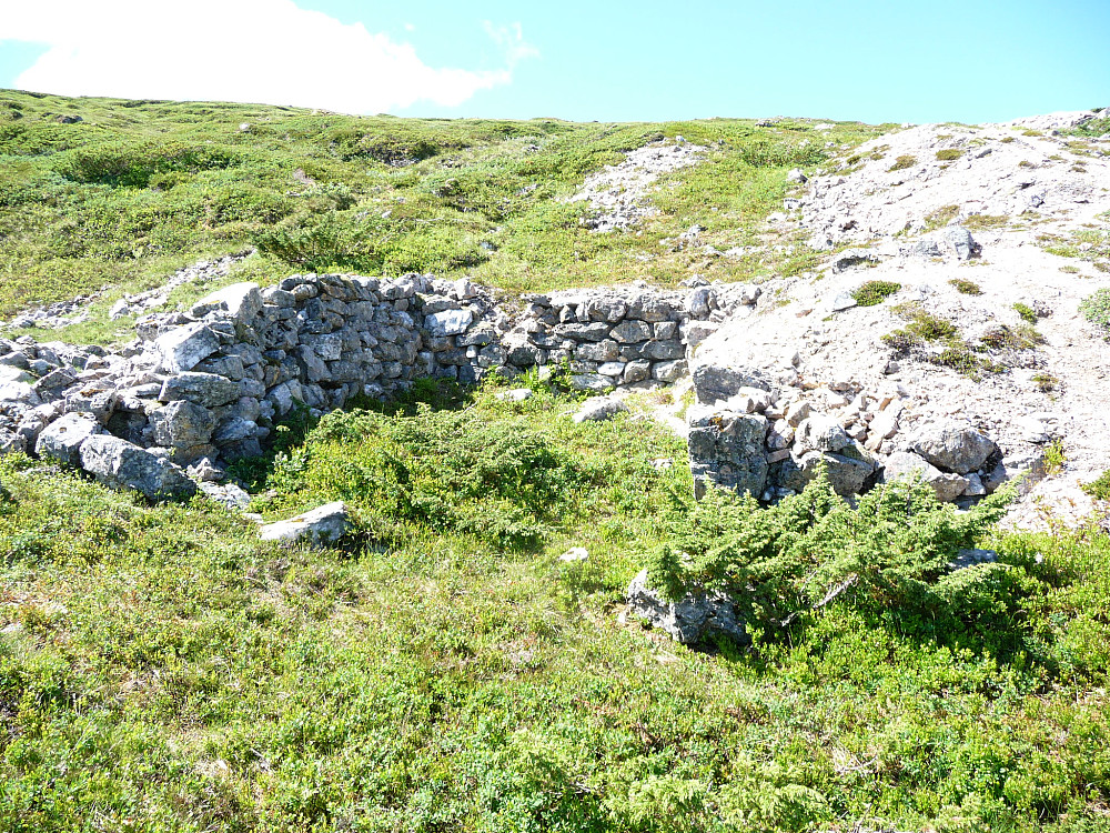 Grunnmuren etter bygninger for gruvedrifta