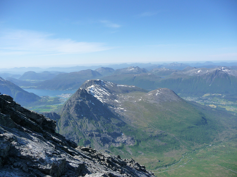 Hele Romsdalseggen med Blånebba nærmest