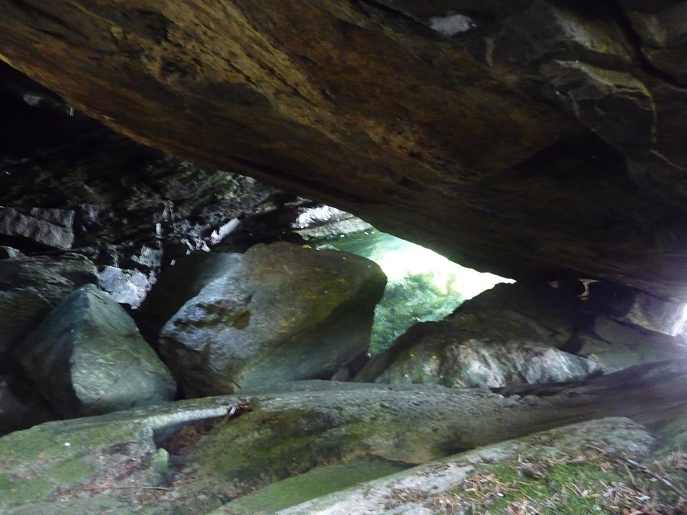Passasje under en stor stein