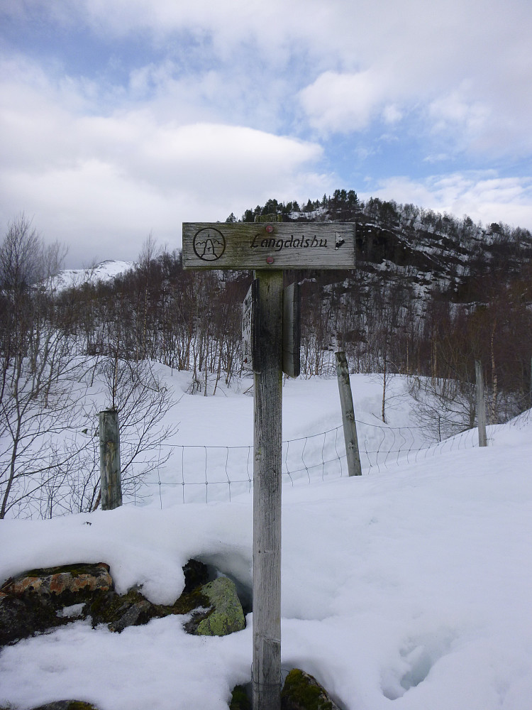  Langdalsbu er ei turisthytte som er betjent og har kiosk, derfor god motivasjon for den yngste av oss :)
