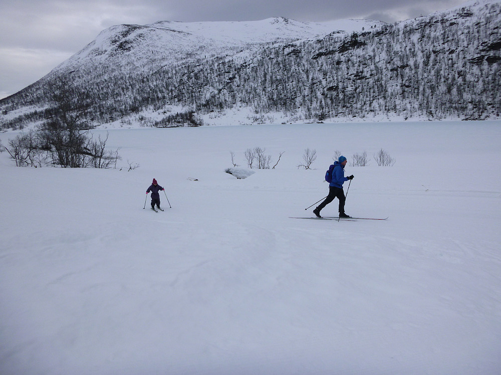 Botnvatnet og Maifjellet i bakgrunn.