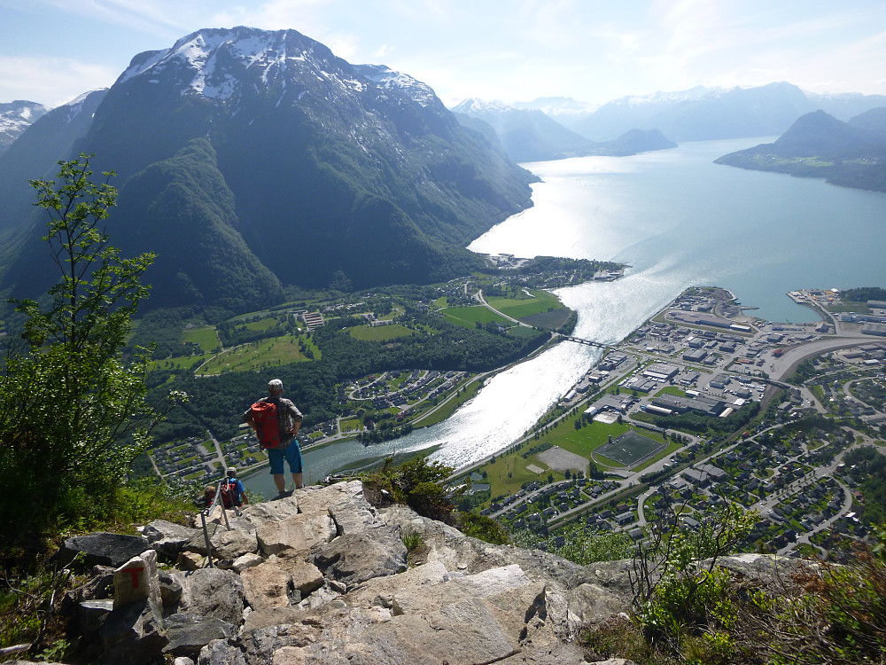 Nedstigning mot Åndalsnes. Begynte og avsluttet turen på Sherpaenes fine arbeid, håper de fikk godt betalt.