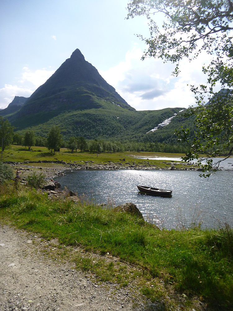 Majestetiske  Innerdalstårnet, må dit og en dag :)