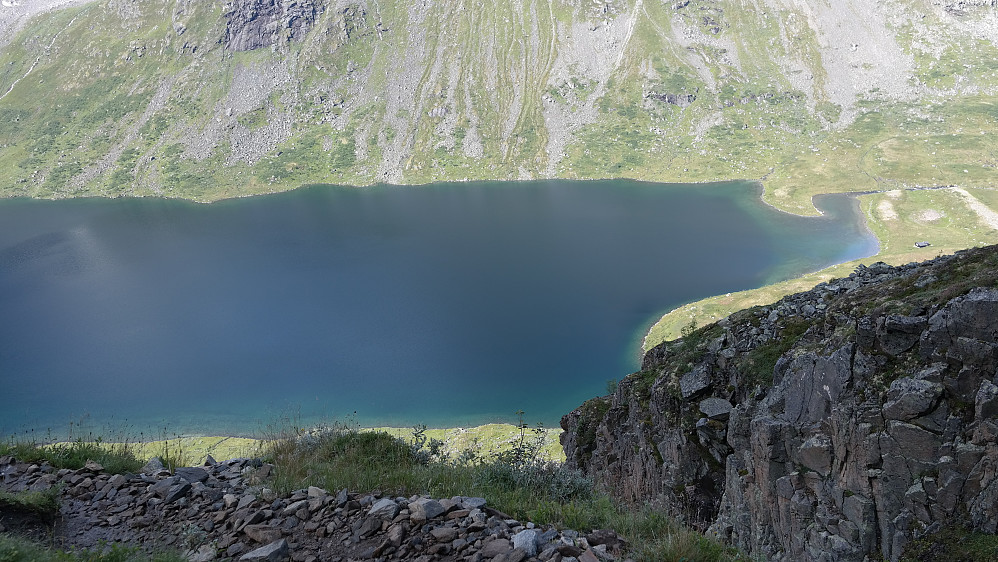 Etter hvert som vi kliv opp mot Tårnskaret, ser vi Storvatnet fjerne seg fra oss. Høgdemetrene går sakte unna og de mektige fjellene kommer stadig nærmere innpå oss. Og utsikten er rett og slett ubeskrivelig!