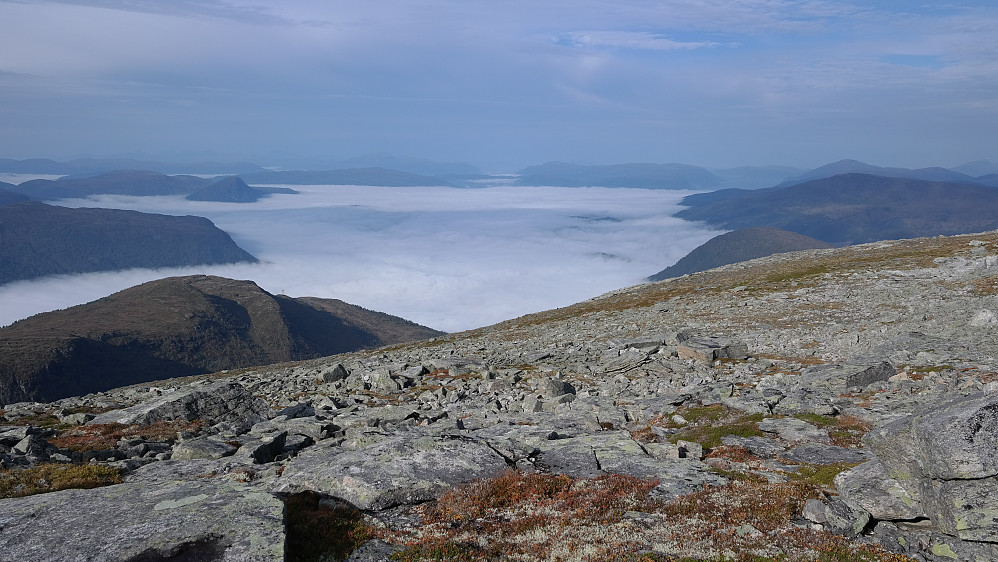 Det skulle vise seg å være helt rett valg av topp denne dagen. Skodda låg å ulmet nede i bygda, men lot være å komme etter oss påå fjellsida :)